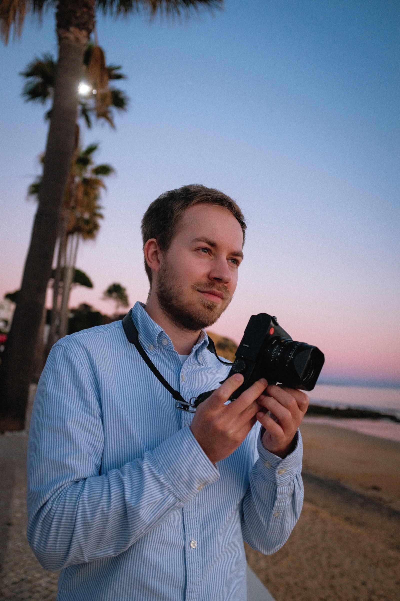 Chris mit seiner Kamera am Strand bei Sonnenuntergang